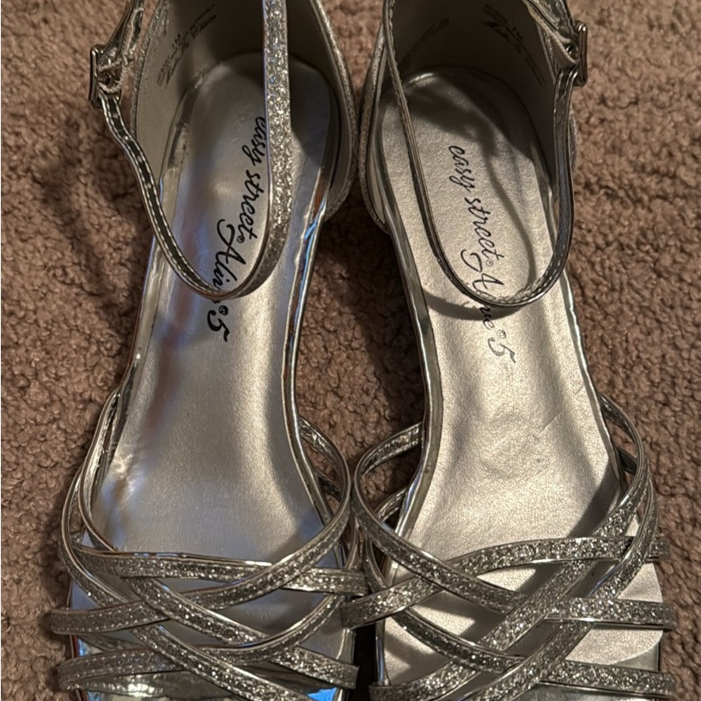 Easy Street Women’s Tarrah Crossover Wedge Sandals Silver Glitter Size 7